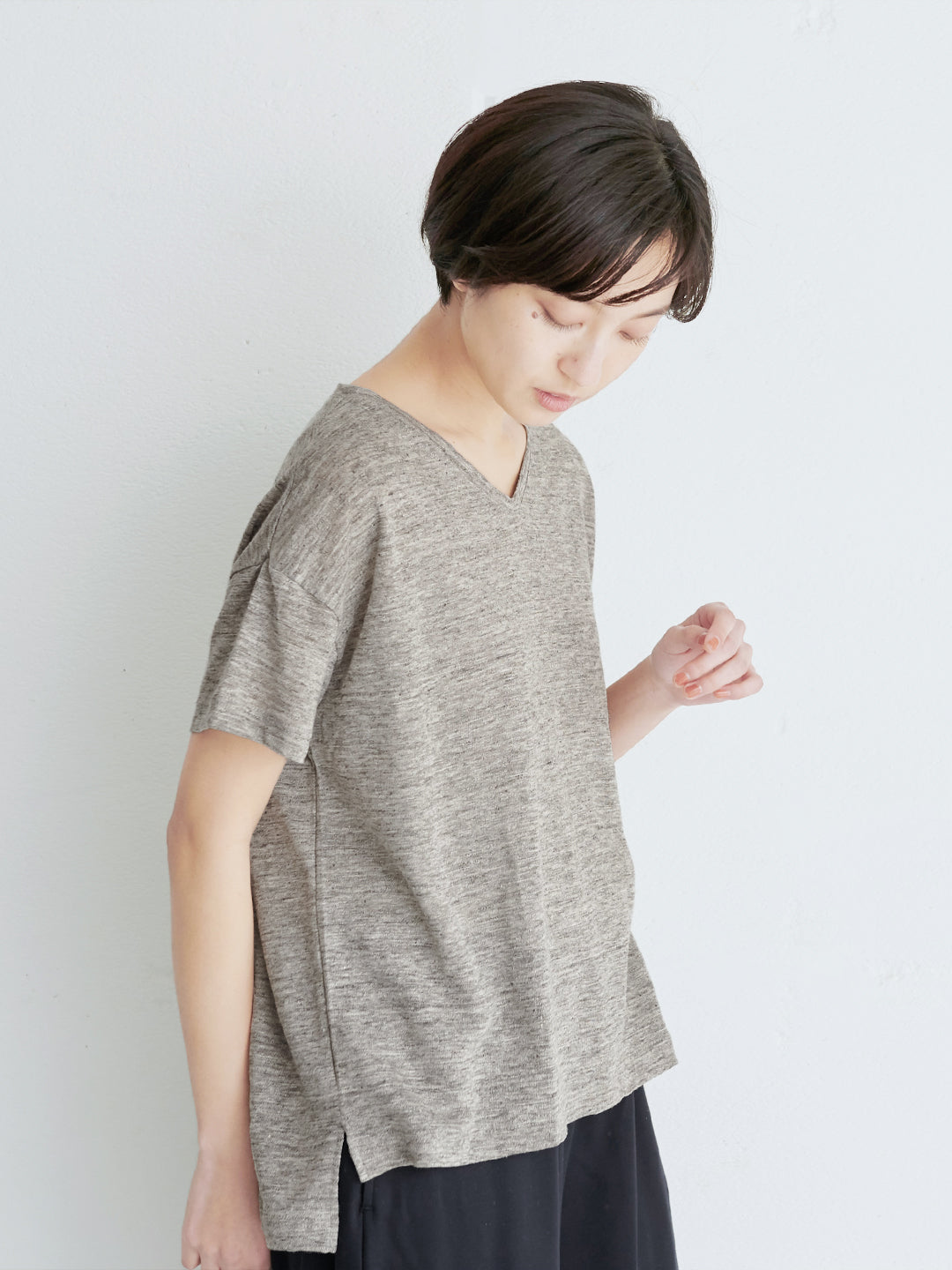 プレミアムリネン100%VネックTシャツ