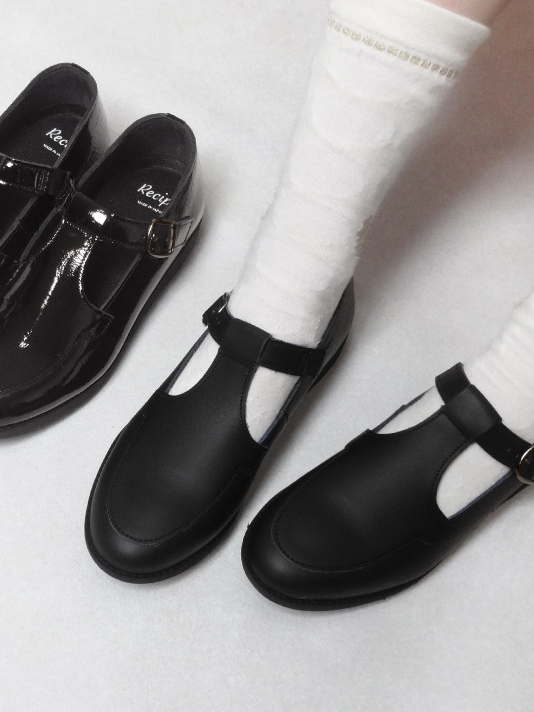 Recipe 柔らかな本革 Tストラップシューズ