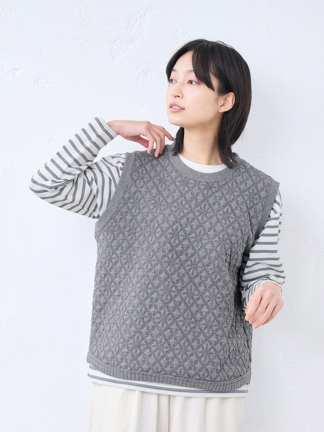 尾州産ストレッチキルト 幾何学柄 リブ使いベスト