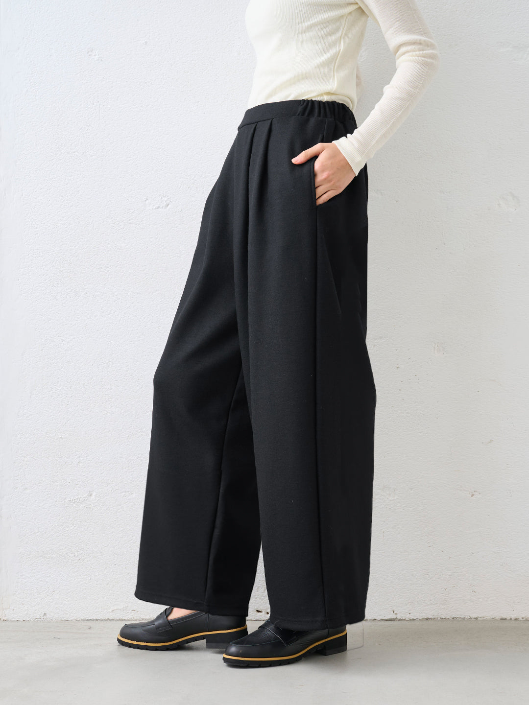 圧縮ウール100% 裏地付き 2タックワイドパンツ